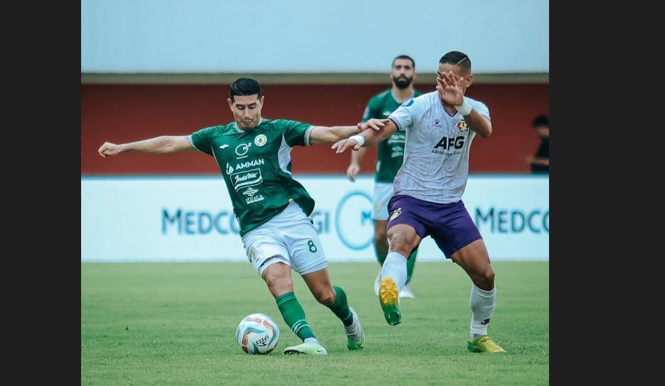 gelandang-pss-sleman-esteban-vizcarra-berebut-bola-dengan-pemain-persik.jpg