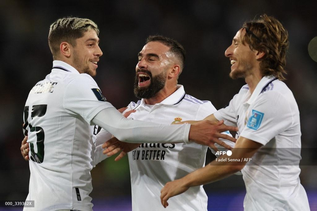 gelandang-real-madrid-federico-valverde-kiri-merayakan-dengan-rekan-setimnya.jpg