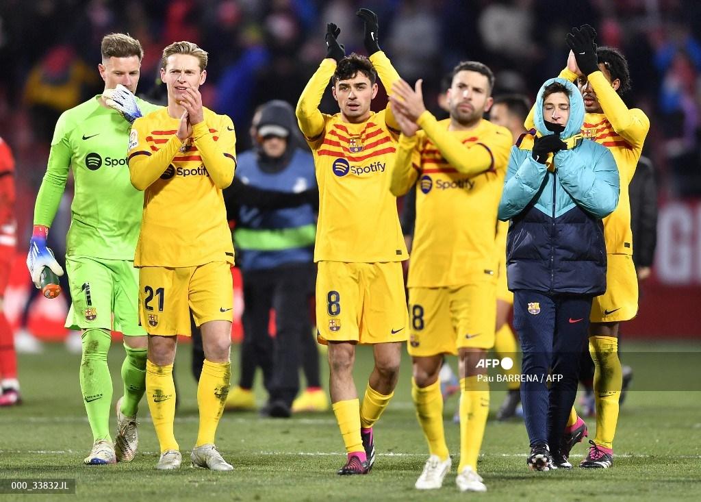 gelandang-spanyol-barcelona-pedri-tengah-merayakan-dengan-rekan-setimnya.jpg