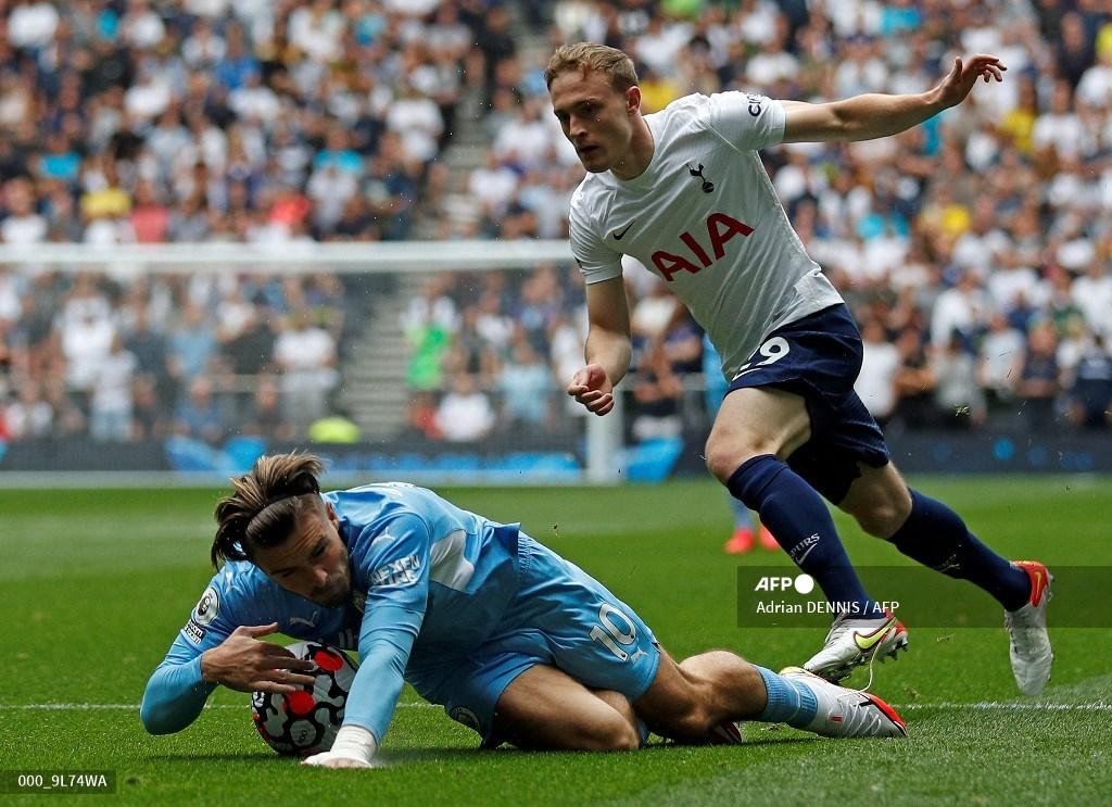 gelandang-tottenham-hotspur-inggris-oliver-skipp-kanan-melanggar-jack-grealish.jpg