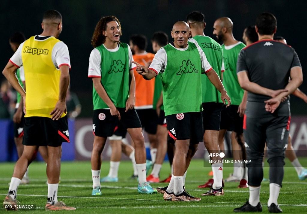 Gelandang Tunisia Hannibal Mejbri (dua dari kiri) dan sebelahnya penyerang Wahbi Khazri mengikuti sesi latihan di fasilitas latihan Al Egla di Doha pada 18 November 2022, menjelang turnamen sepak bola Piala Dunia Qatar 2022.