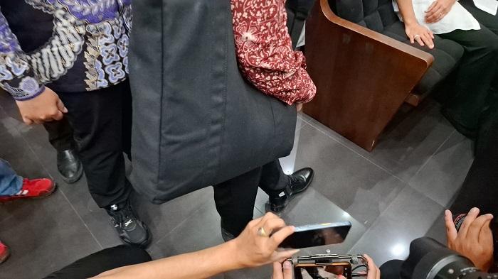 Penampilan Berbeda Nadiem saat Hadiri Sidang Tuntutan, Kaki Kiri Eks Menteri Menjadi Pusat Tatapan