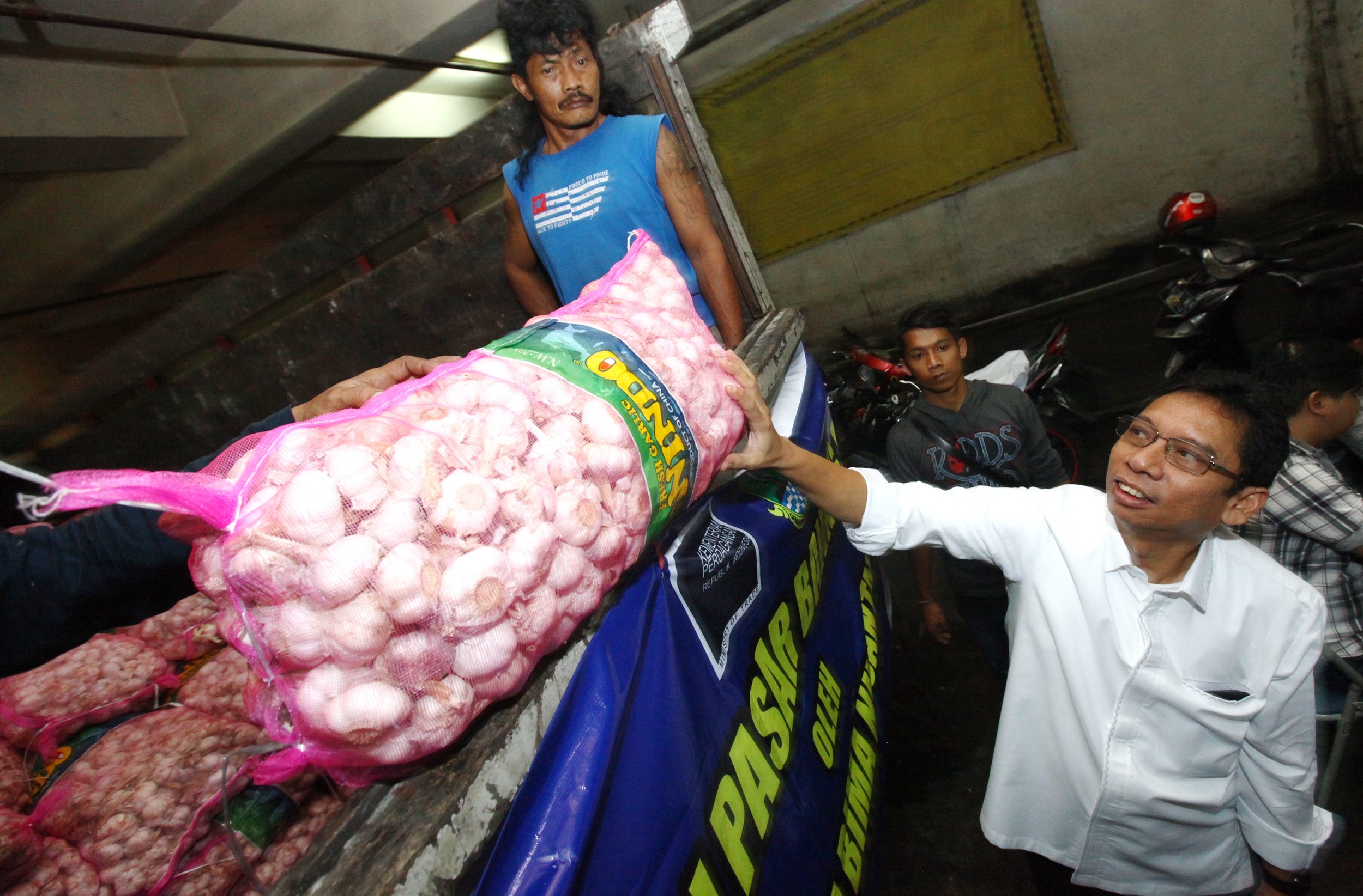 gelaran-op-bawang-putih-di-pasar-baru-bandung_20190511_075920.jpg