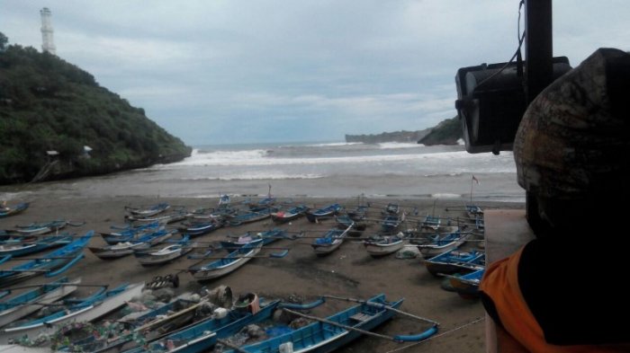 gelombang-tinggi-menerjang-pantai-baron_20180724_093418.jpg