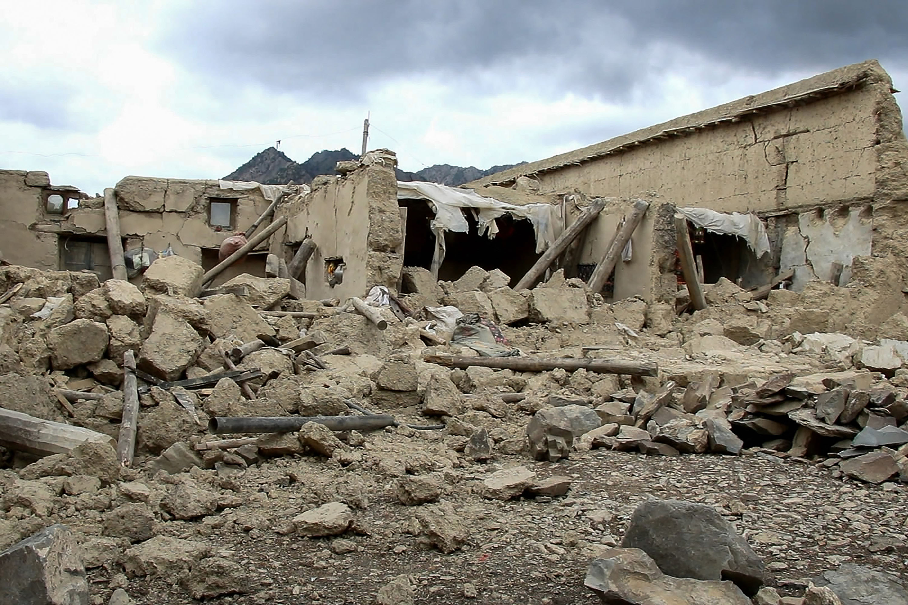 gempa-bumi-afghanistan-tewaskan-1000-orang_20220623_130529.jpg