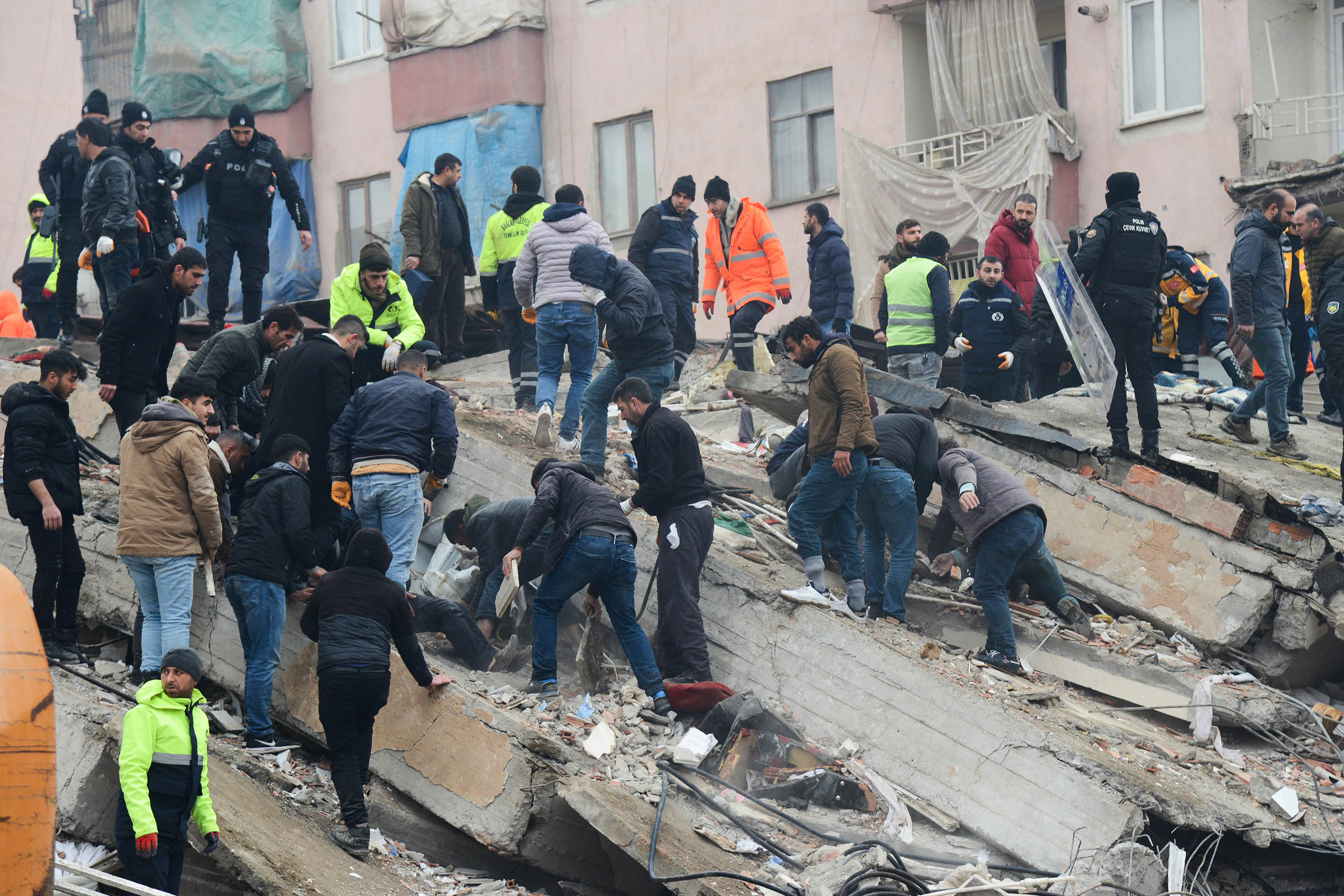 gempa-dahsyat-turki-500-orang-lebih-diperkirakan-tewas_20230206_181405.jpg
