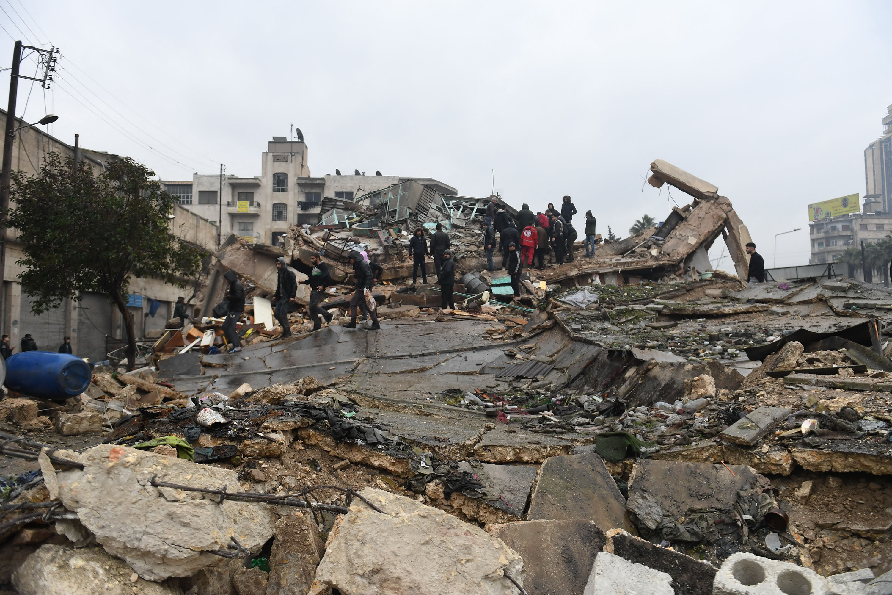 gempa-dahsyat-turki-500-orang-lebih-diperkirakan-tewas_20230206_182311.jpg
