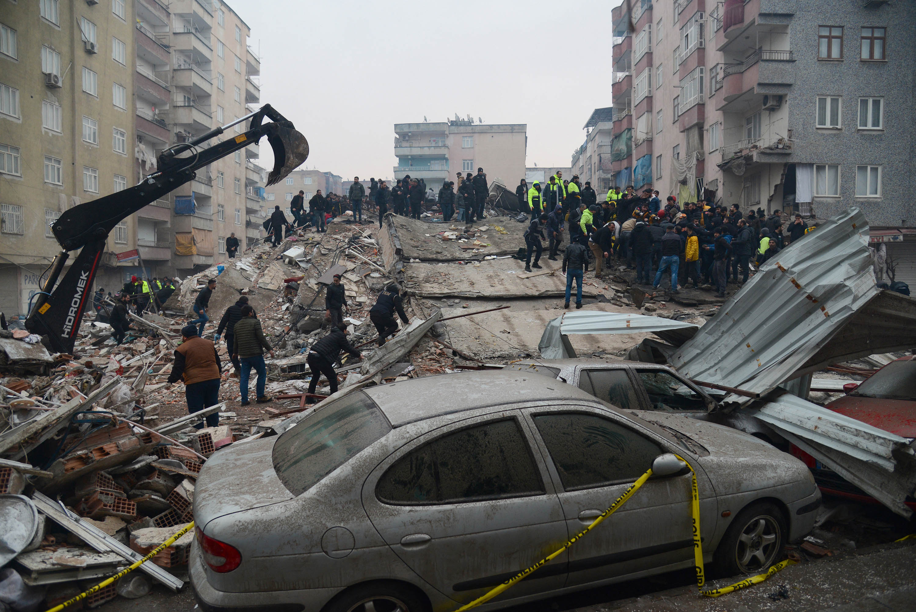 gempa-dahsyat-turki-500-orang-lebih-diperkirakan-tewas_20230206_182443.jpg