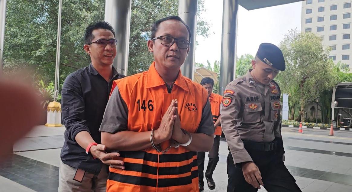 OTT Bupati Lampung Tengah, KPK Sita Emas dan Uang Ratusan Juta dari Rumah Ardito dan Adiknya