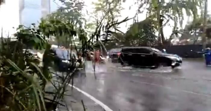 genangan-air-di-tl-lampu-merah-puri-jakarta-barat-mengarah-cengkareng.jpg