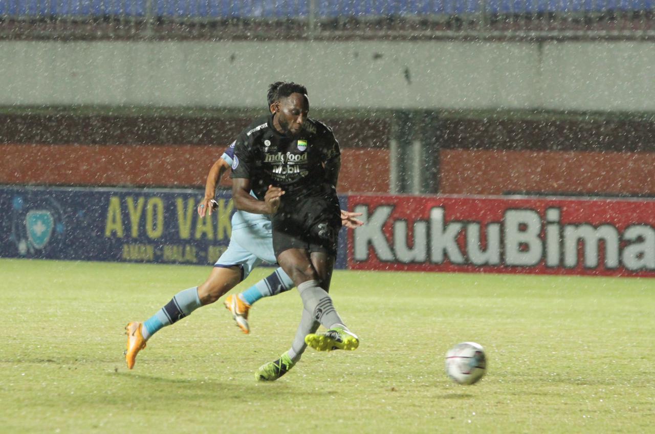geoffrey-castillion-menendang-bola-dan-mencetak-gol-pertama-ke-gawang-persela-lamongan.jpg