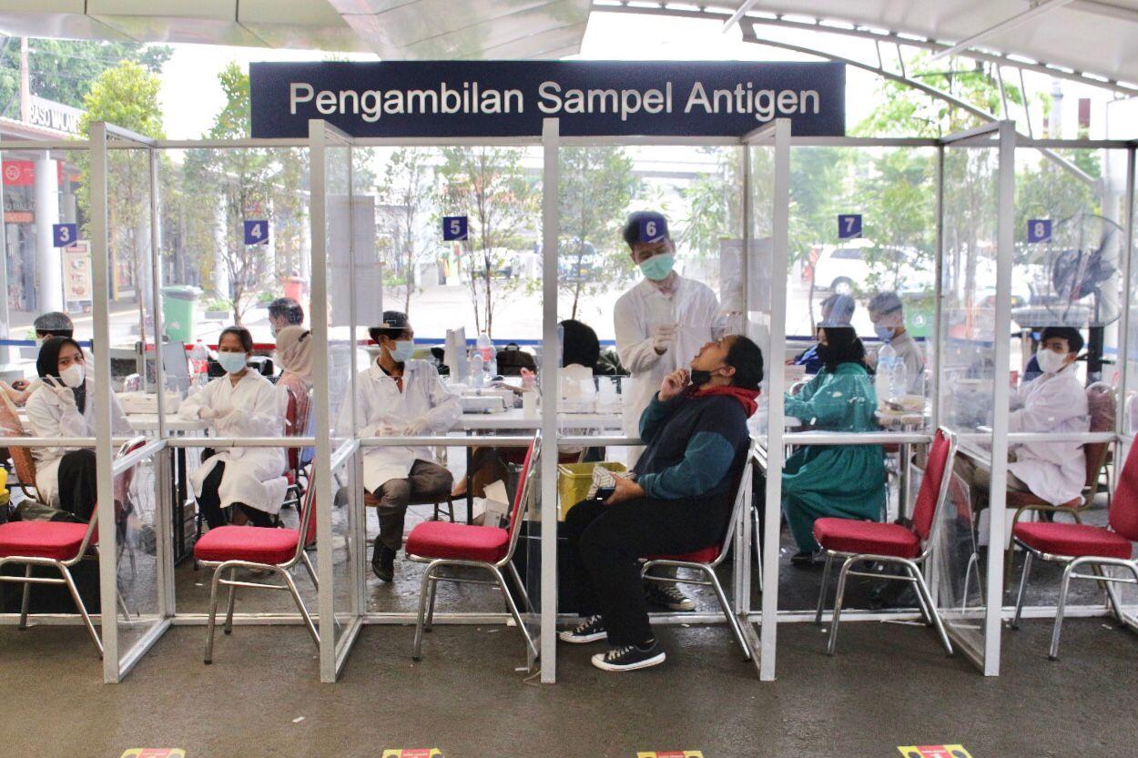 gerai-vaksin-booster-dan-antigen-di-stasiun-gambir-dan-pasar-senen-t.jpg