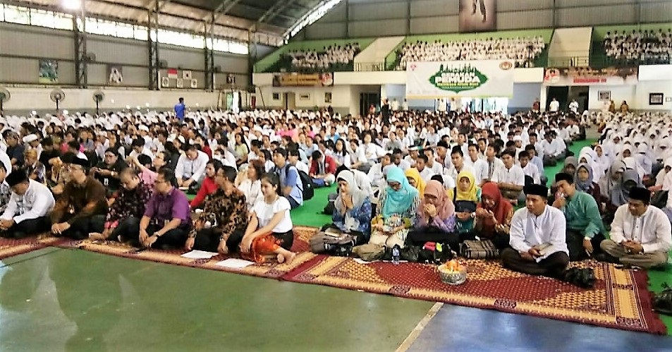 gerakan-pemuda-membaca-kitab-suci-diikuti-tiga-ribu-pelajar-di-jakarta_20171125_134607.jpg