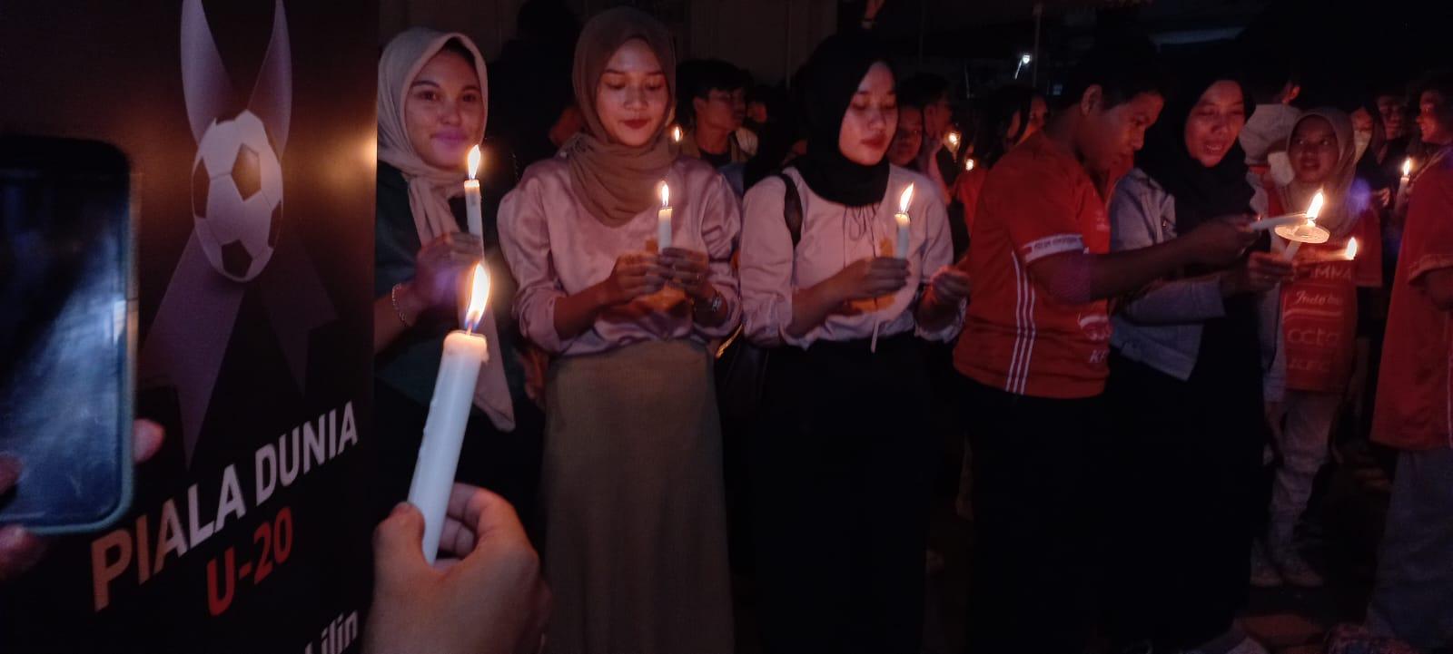 gerakan-sepakbola-untuk-rakyat-menggelar-aksi-seribu-lilin-2.jpg