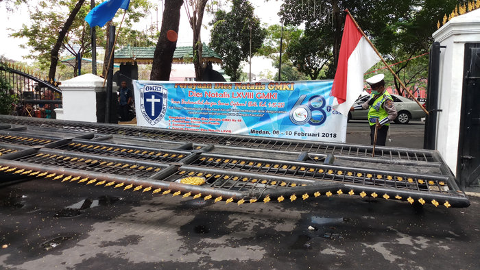 gerbang-dprd-sumut-tumbang_20180309_151548.jpg