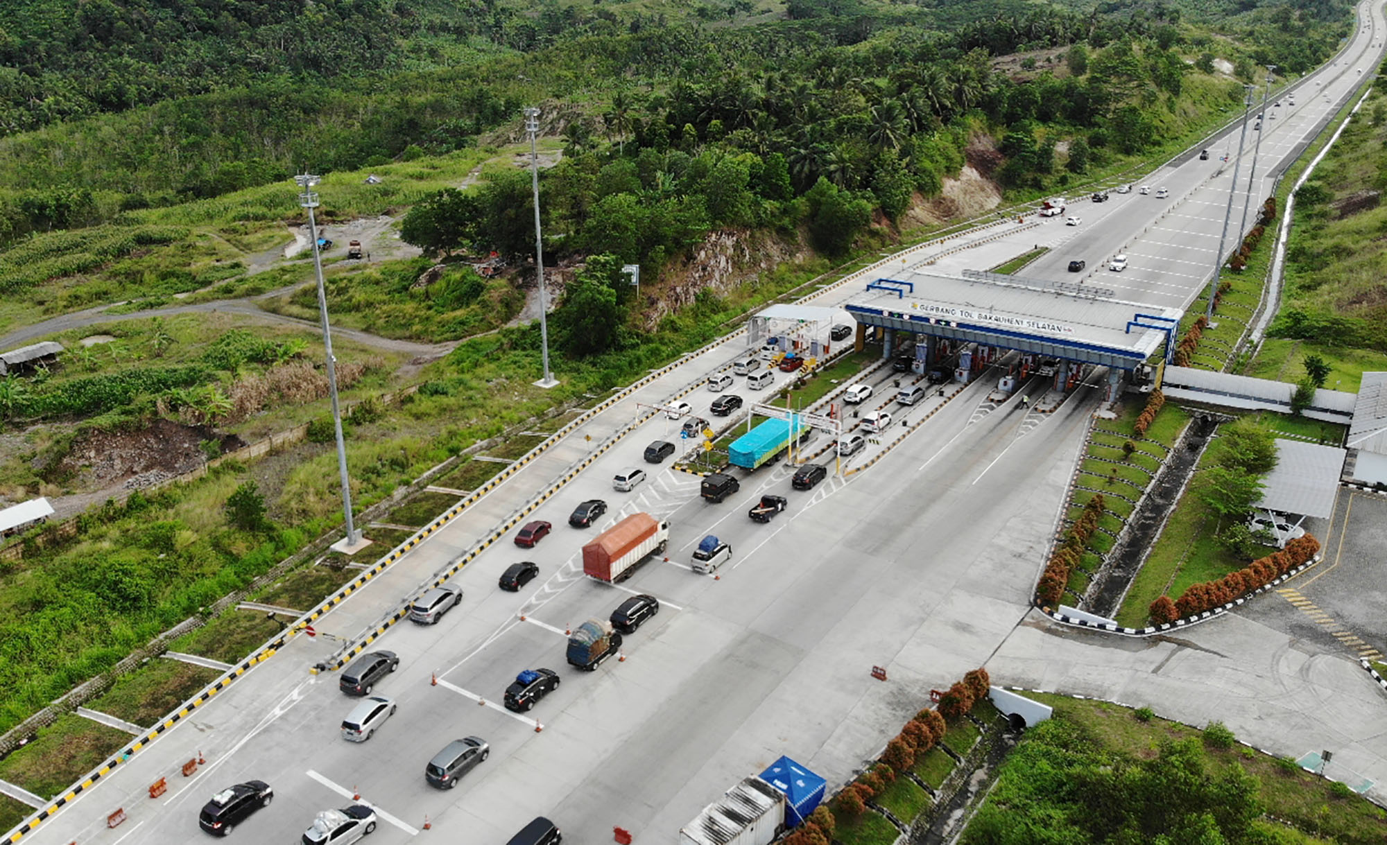 gerbang-tol-bakauheni-selatan-ramai-lancar_20220429_131036.jpg