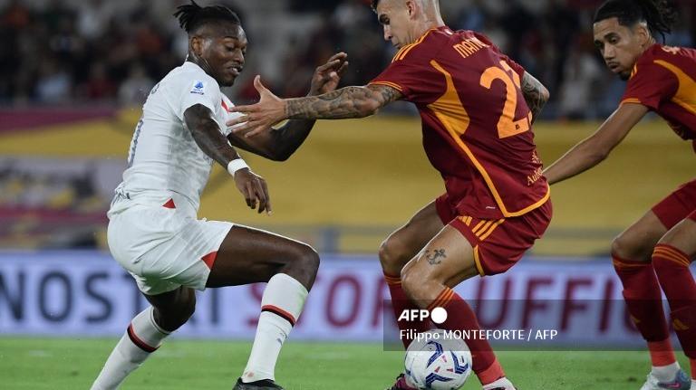 Bek AS Roma, Gianluca Mancini (kanan) berebut bola dengan penyerang AC Milan, Rafael Leao (kiri) dalam pertandingan sepak bola Liga A Italia antara AS Roma dan AC Milan di stadion Olimpiade di Roma pada 1 September 2023.