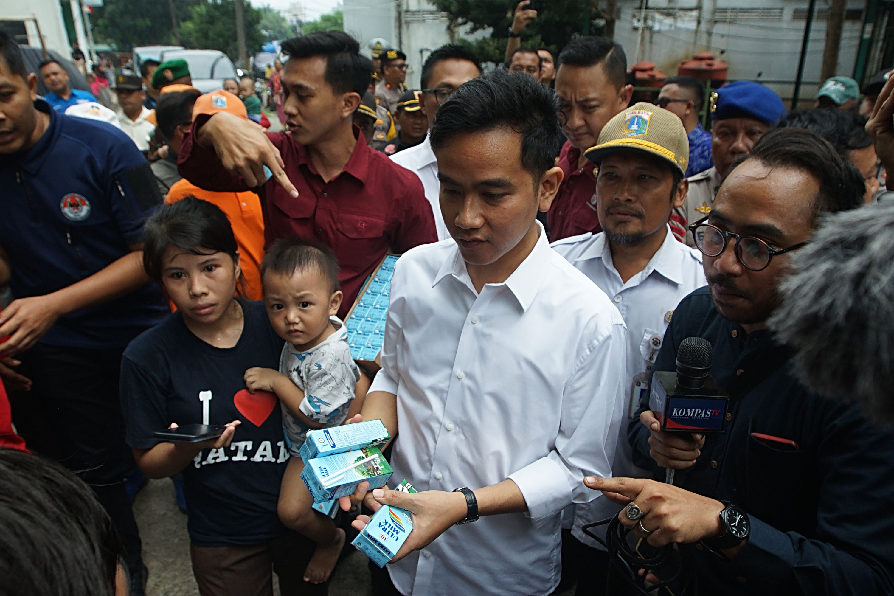 gibran-bagi-bagi-susu-gratis-kepada-warga-rusun-waduk-pluit_20240424_153857.jpg