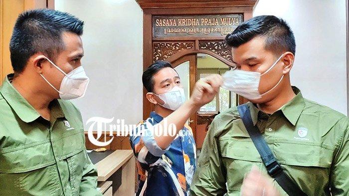 gibran-tarik-masker-paspampres.jpg