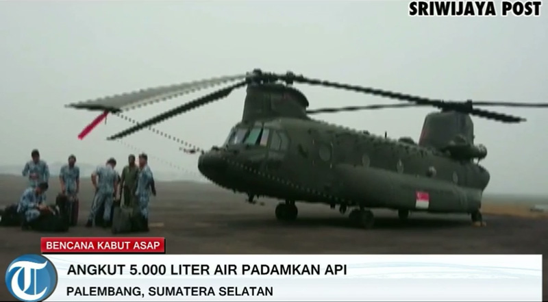 giliran-helikopter-chinook-bantuan-singapura-tiba-di-palembang_20151011_024019.jpg