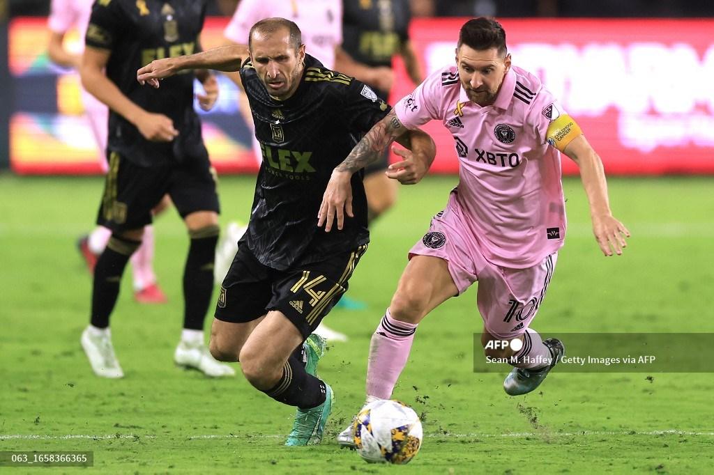 giorgio-chiellini-14-dari-los-angeles-fc-bertarung-melawan-lionel-messi-10.jpg