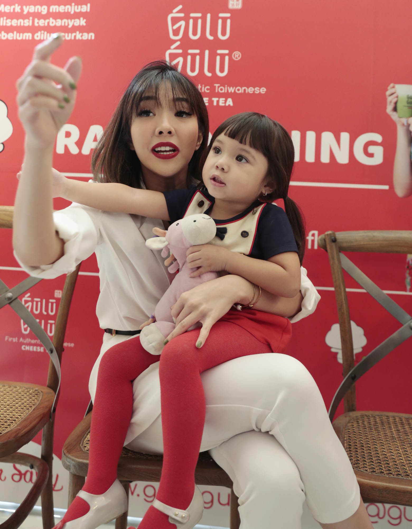 gisell-dan-gempi-jadi-pelayan-sehari-gulu-gulu_20180323_231703.jpg