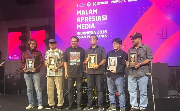 gm-tribunnewscom-yulis-sulistyawan-tiga-kiri-menerima-penganugerahaan.jpg