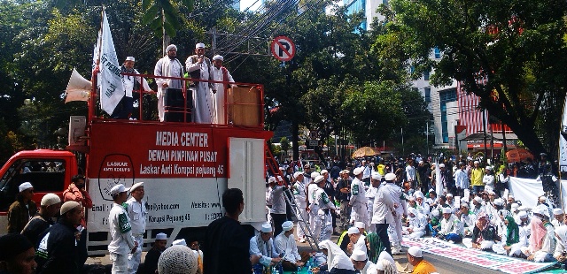 gmj-demo-ahok-balkot_20150601_110236.jpg