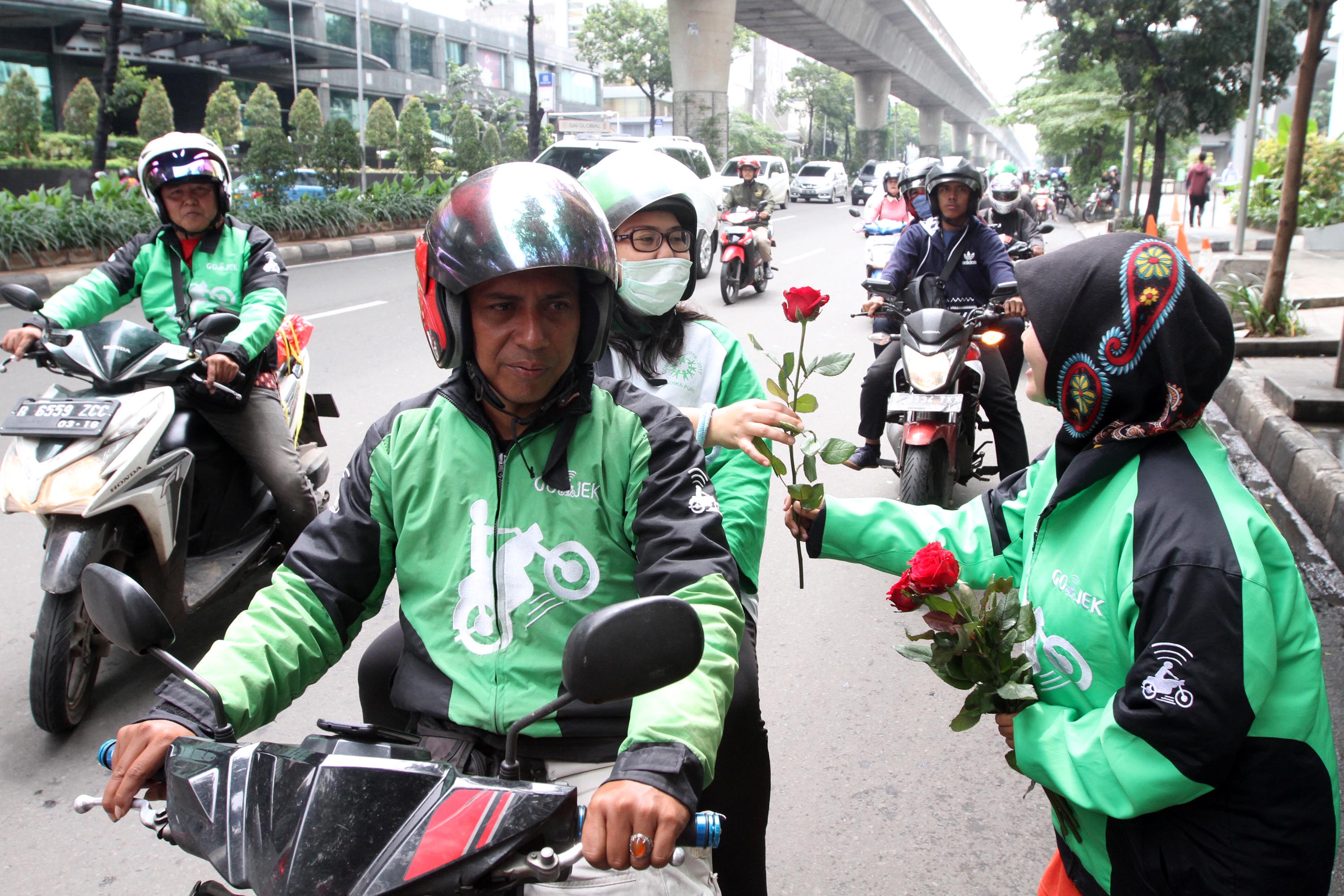 gojek-bagikan-bunga-di-hari-kasih-sayang_20170214_193809.jpg