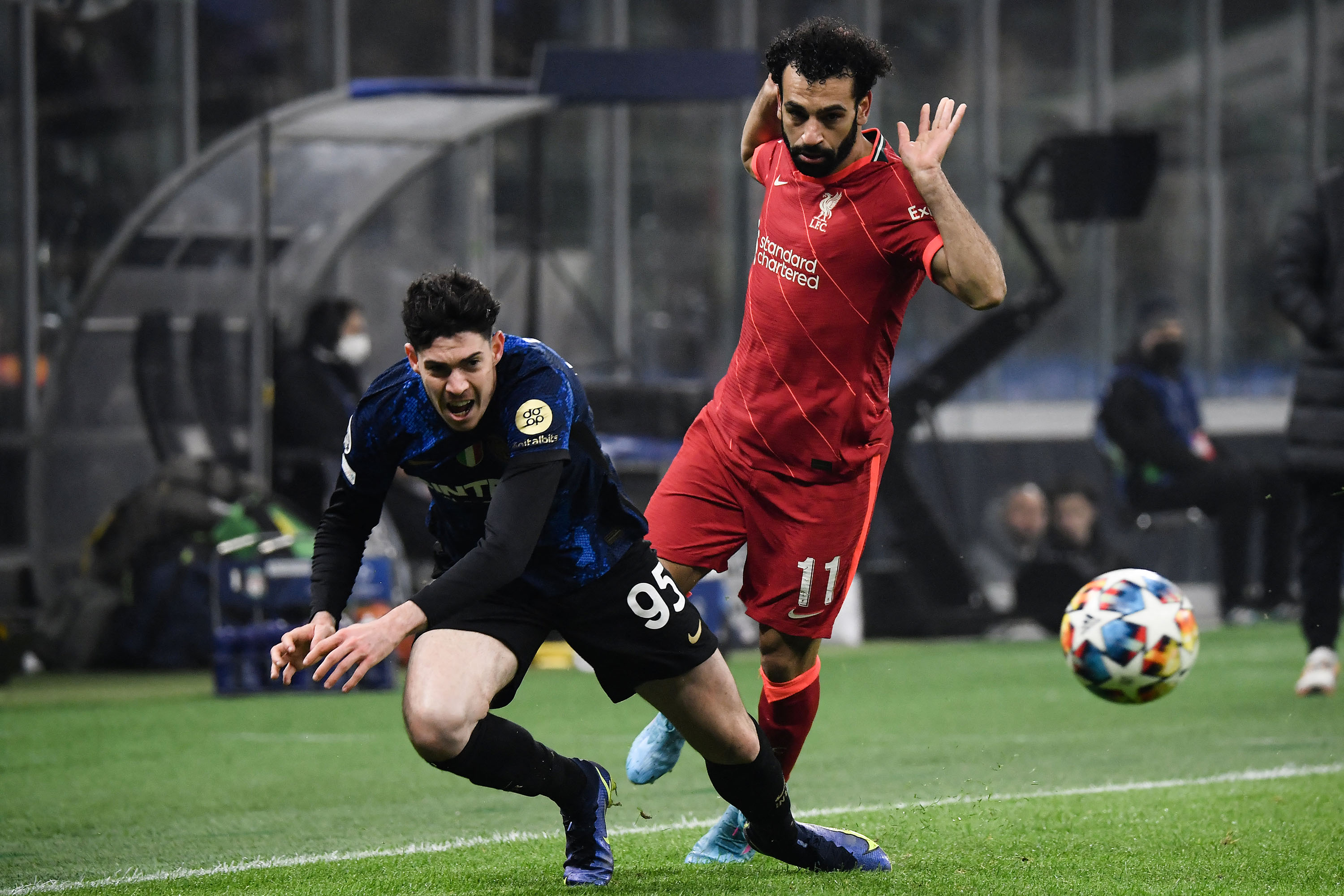gol-salah-dan-firmino-benamkan-inter-milan-di-giuseppe-meazza_20220217_055843.jpg