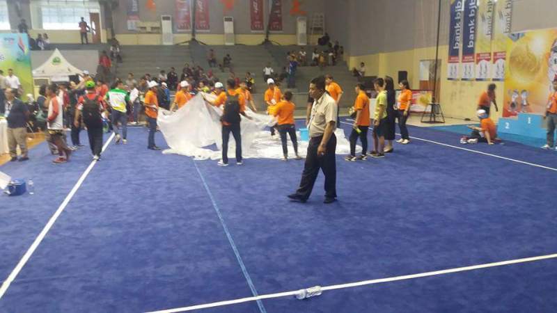 gor-pajajaran-tempat-wushu-digelar-bocor-bikin-panitia-sibuk_20160918_235536.jpg