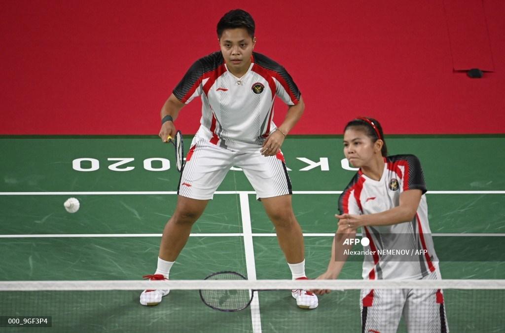 greysia-polii-dari-indonesia-kiri-melakukan-pukulan-di-sebelah-apriyani-rahayu.jpg