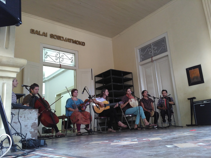 grup-musik-hi-mister-garap-musik-daerah-berbagai-penjuru-dunia_20160614_145128.jpg