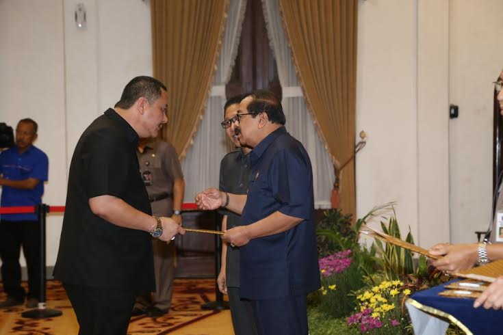 gubernr-jatim-dipa_20141222_135530.jpg