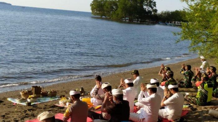 gubernur-bali-kapolda-bali-upacara-mulang-pakelem-kapal-nanggala.jpg