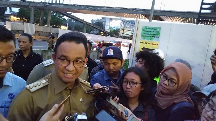 gubernur-dki-anies-baswedan-pakai-seragam.jpg