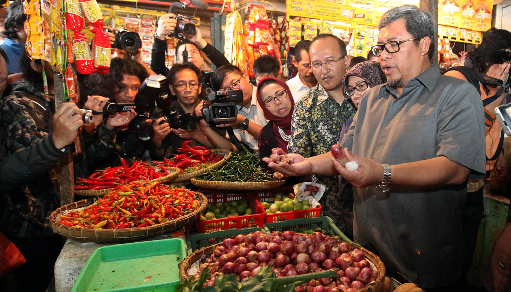 gubernur-jabar-sidak-harga-kebutuhan-pokok-jelang-ramadan_20150608_184905.jpg