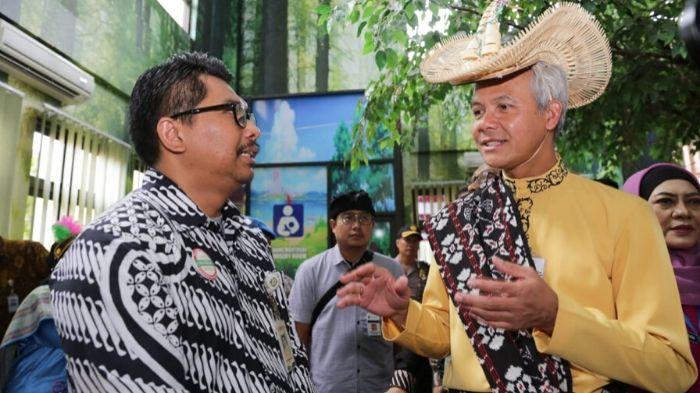 gubernur-jawa-tengah-ganjar-pranowo-kanan-saat-meluncurkan-mall-pelayanan-publik.jpg