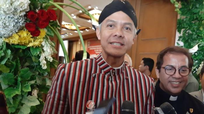 gubernur-jawa-tengah-ganjar-pranowo-ke-gereja-saat-natal.jpg