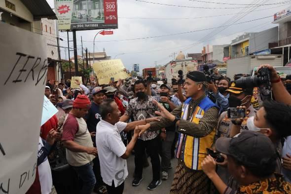 gubernur-jawa-tengah-ganjar-pranowo-saat-menemui-warga-yang-berunjuk-rasa-di-demak.jpg