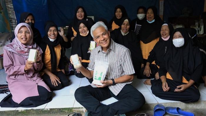 gubernur-jawa-tengah-ganjar-pranowo-saat-meninjau-pabrik-rumahan.jpg