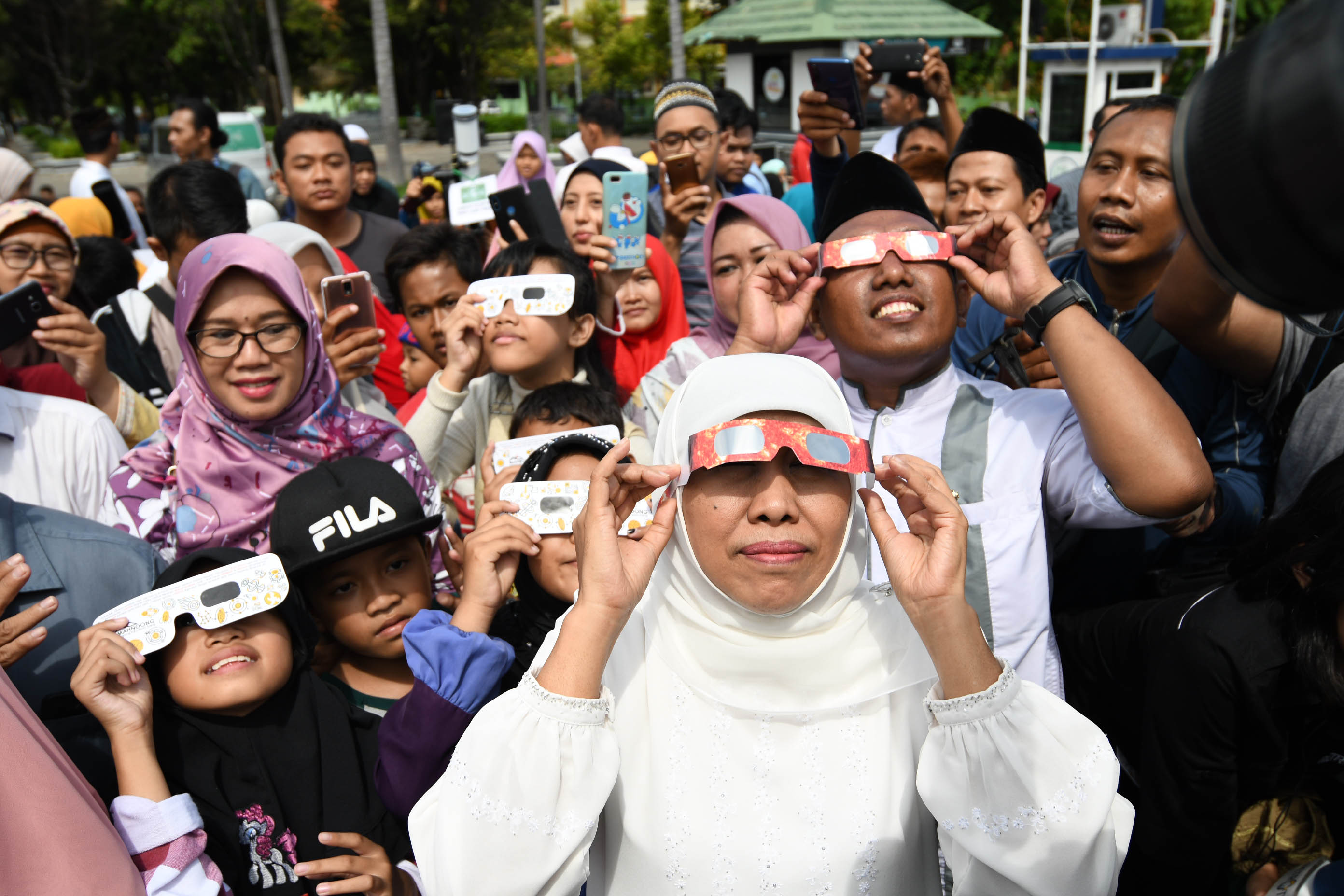 gubernur-khofifah-indar-parawansa-nobar-gerhana-matahari-cincin_20191226_221823.jpg