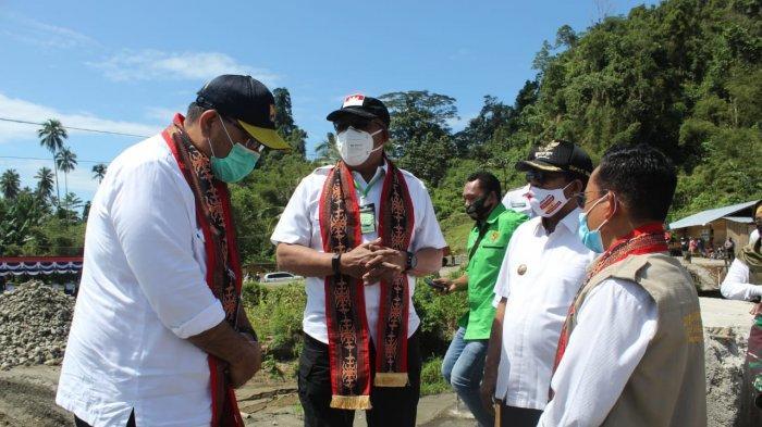 gubernur-maluku-murad-ismail-meninjau-langsung-kondisi-jembatan.jpg