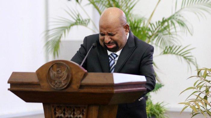 gubernur-papua-lukas-enembe-dalam-suatu-kesempatan23.jpg
