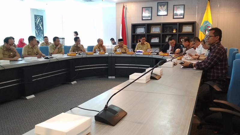 gubernur-wakil-gubernur-irianto-lambrie-dan-udin-hianggio-menerima-kunjungan-chen-wei_20180306_164908.jpg