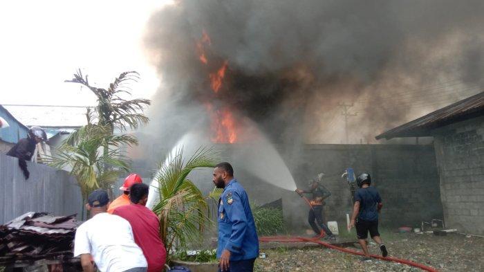 gudang-bbm-di-timika-terbakar-diduga-milik-anggota-tni.jpg