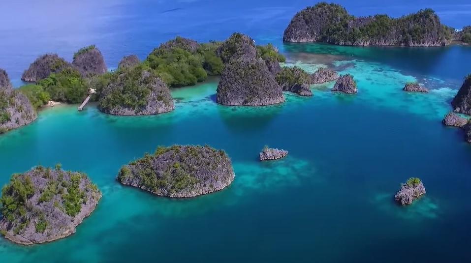gugusan-pulau-indah-di-raja-ampat-papua-barat-daya.jpg