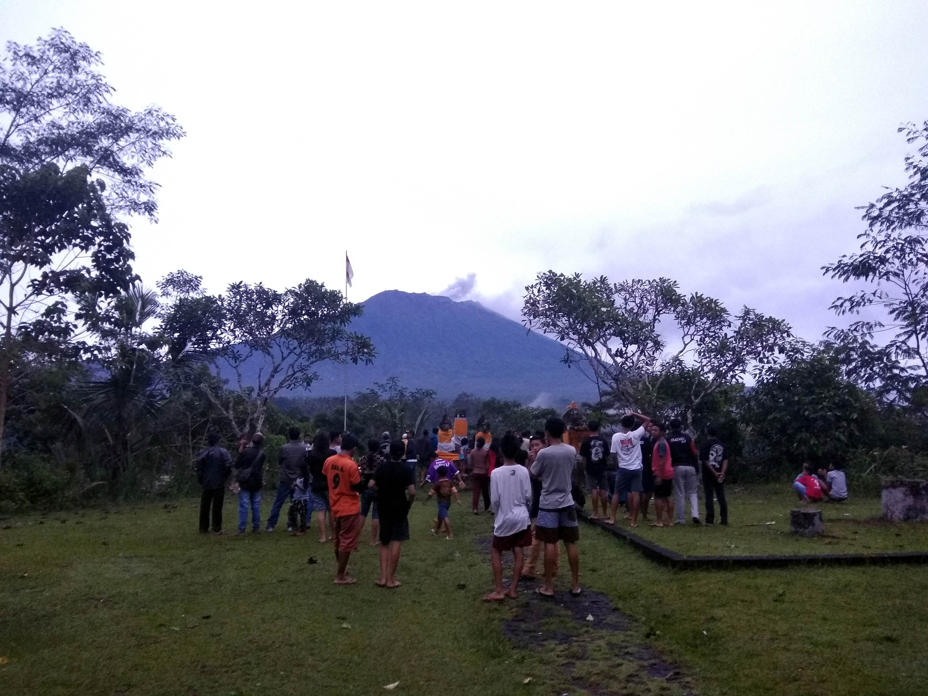 gunung-agung-bali-meletus_20171121_184341.jpg