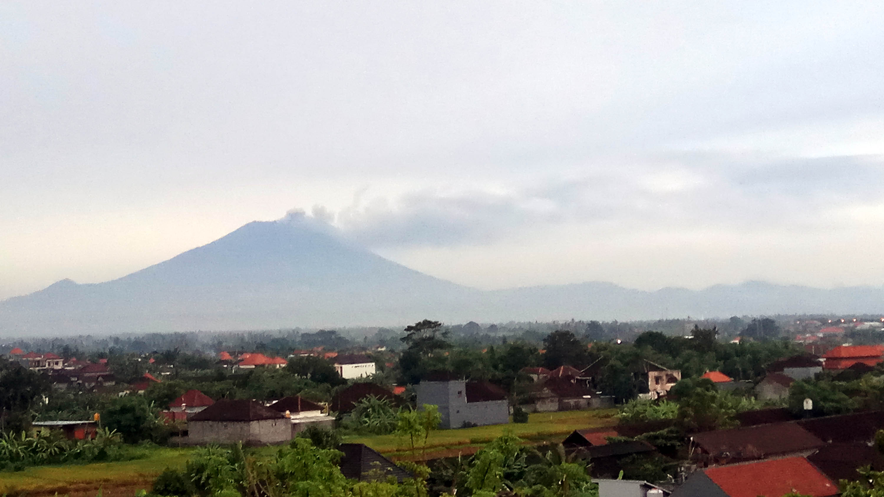 gunung-agung-bali-meletus_20171121_184652.jpg