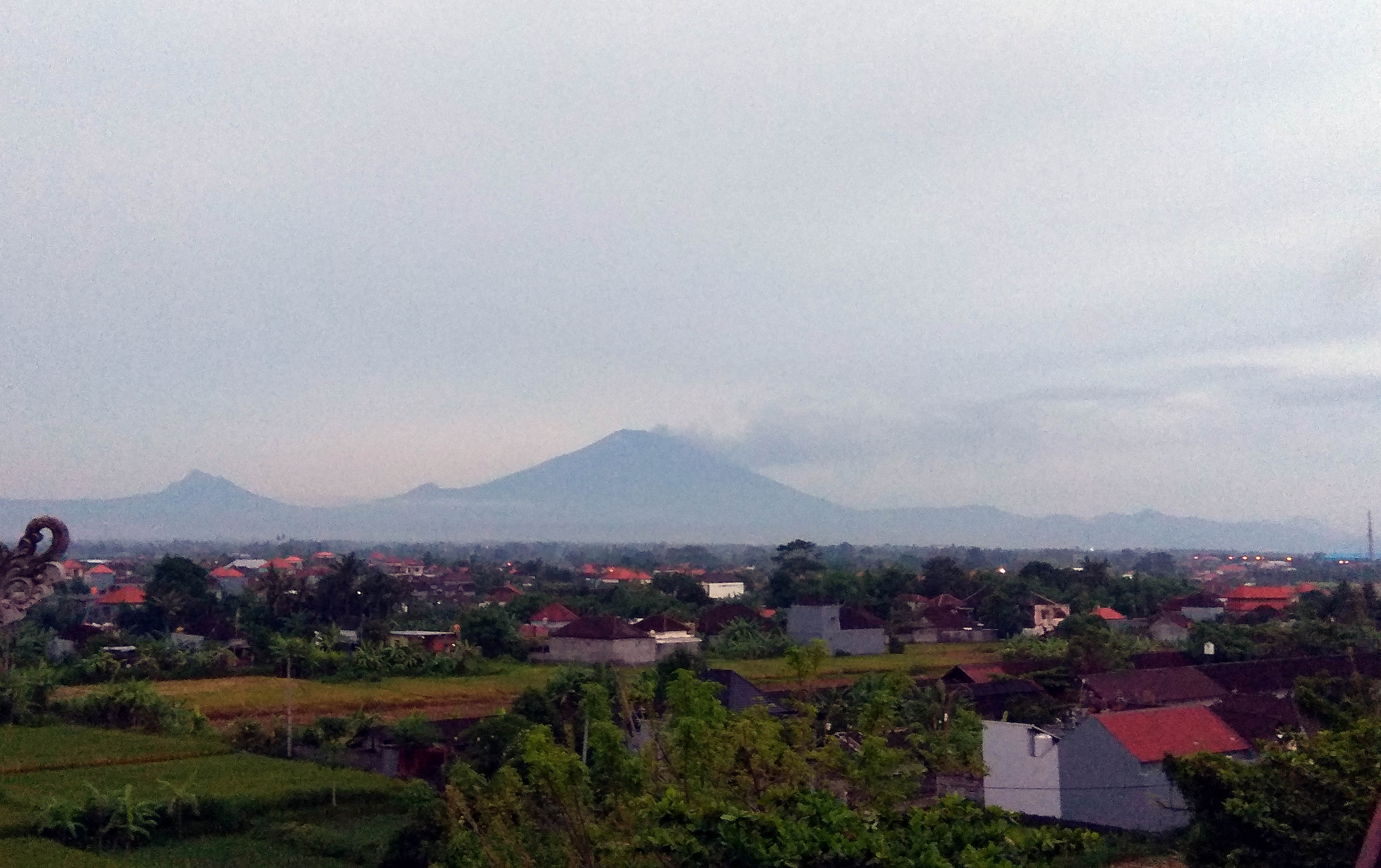 gunung-agung-bali-meletus_20171121_184725.jpg